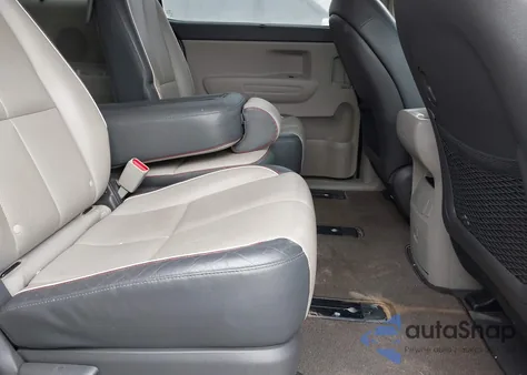 2018 Kia Sedona Lx z USA, uszkodzony, nr VIN KNDMB5C17J6386394